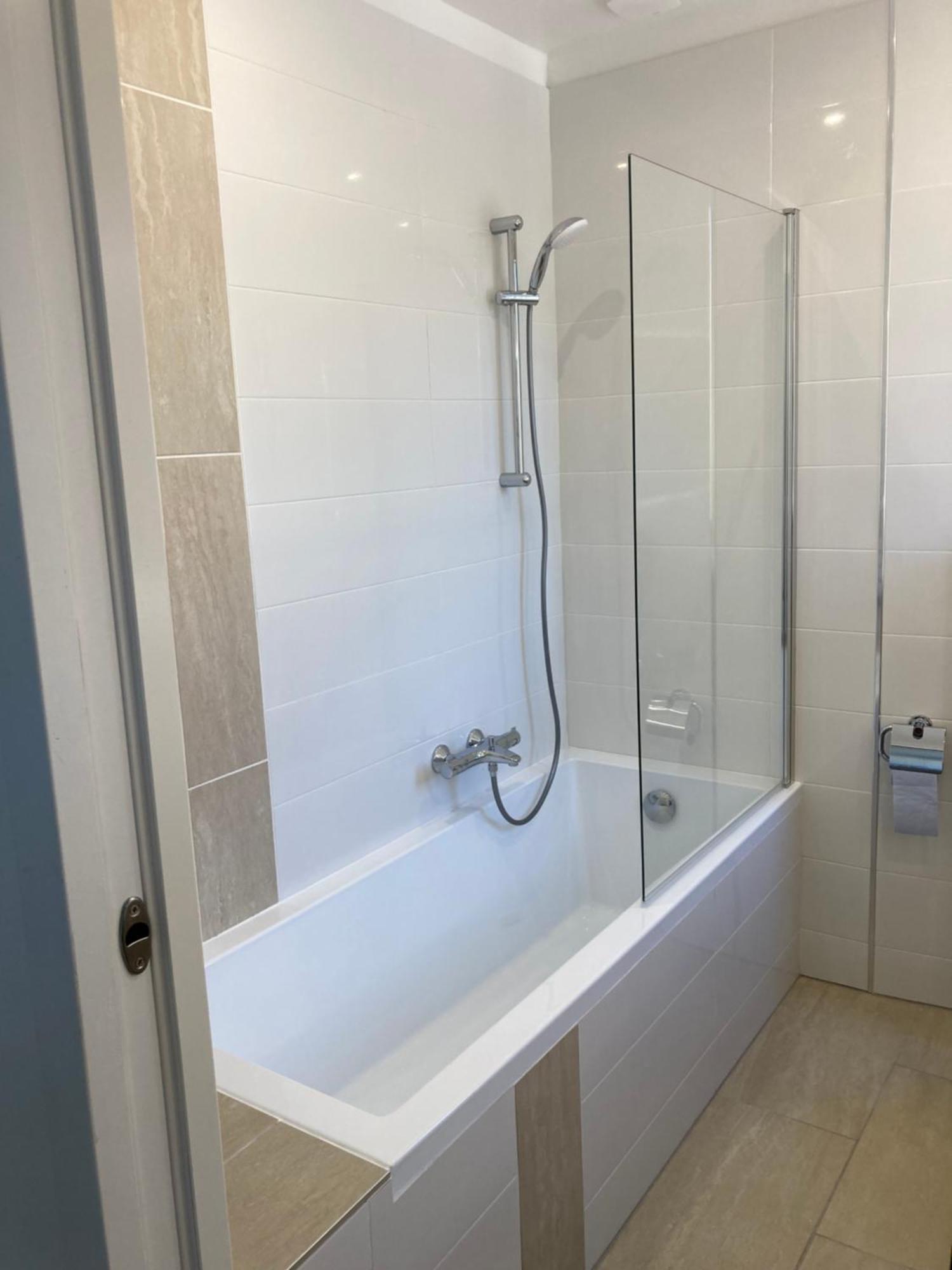 Chambre Parentale , Salle De Bain Privee, Acces Plages & Vue Mer Du Salon Dans Appartement Partage Chez L'Habitant ,, Master Bedroom, Private Bathroom, Beach Access & Sea View Канни Екстер'єр фото