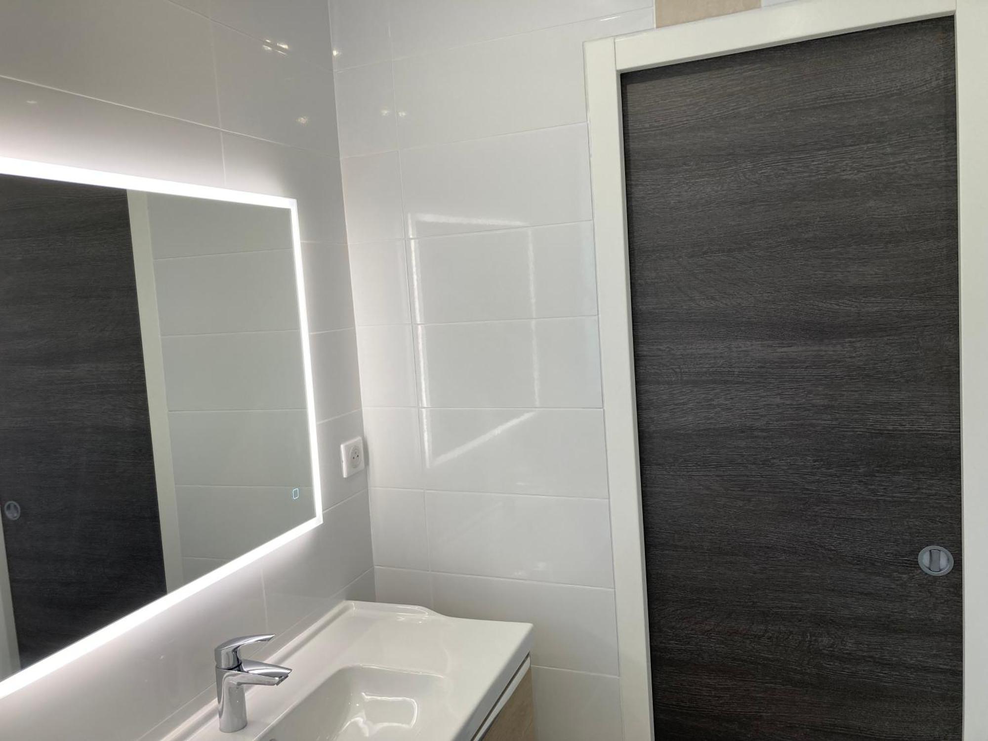 Chambre Parentale , Salle De Bain Privee, Acces Plages & Vue Mer Du Salon Dans Appartement Partage Chez L'Habitant ,, Master Bedroom, Private Bathroom, Beach Access & Sea View Канни Екстер'єр фото